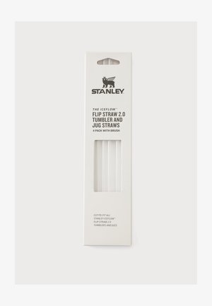 Stanley Flip Straw 2.0 pakend, mis sisaldab nelja läbipaistvat korduvkasutatavat kõrret ja puhastusharja, valges ristkülikukujulises pakendis musta tekstiga.