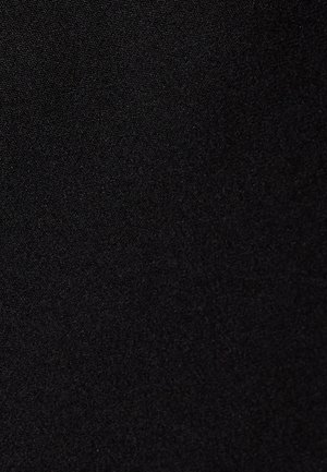 Schwarzer Stoff mit einer glatten, matten Textur. Die Oberfläche ist einheitlich ohne Muster oder sichtbare Nähte.