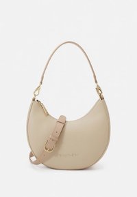 Beige läderhandväska med en halvmåneform, guldfärgade metallaccenter, avtagbar axelrem och "VALENTINO" präglat på framsidan.