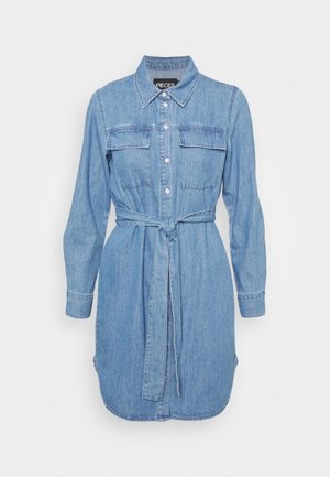 Lyseblå denim skjortekjole, knappet, med krave, to brystlommer, lange ærmer og bælte om taljen. Glat tekstur.