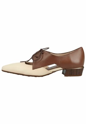 Damenpumps mit niedrigem Absatz, spitz zulaufender cremefarbener Spitze, brauner Schnürung in der Mitte und ausgeschnittenen Seiten, seitlich auf weißem Hintergrund dargestellt.