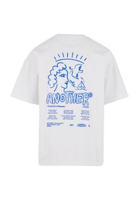 Hvit bomull t-skjorte med blå grafisk trykk av et kvinnelig ansikt, en fugl, seilbåt, og arrangementdetaljer på baksiden. Kortsleeved design.