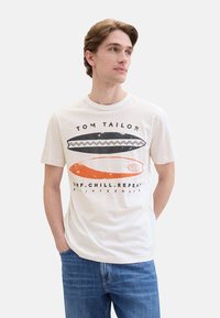 Camiseta de rayas blancas con un estampado gráfico de tablas de surf en negro y naranja, con el texto "TOM TAILOR" y "SURF.CHILL.REPEAT."