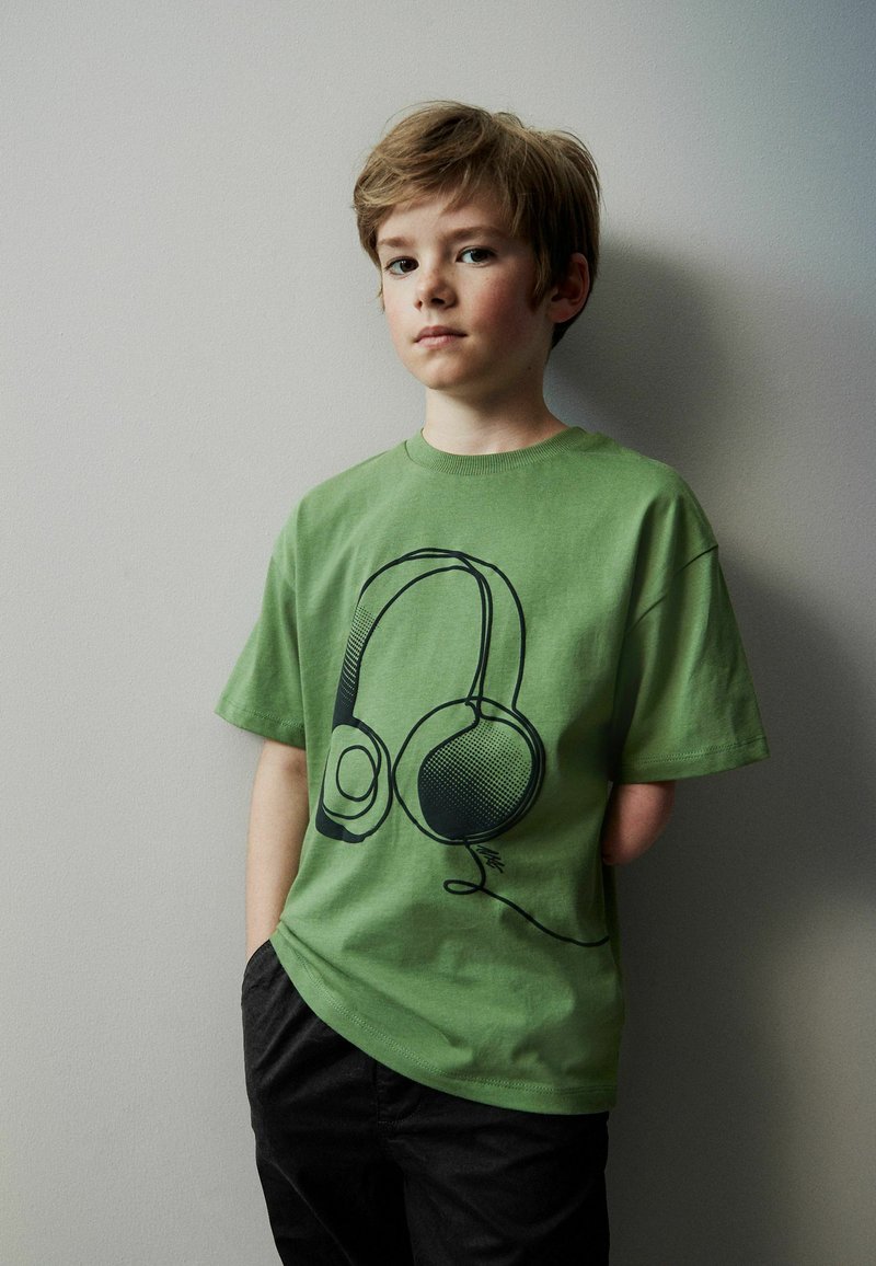 Next RELAXED FIT SHORT SLEEVE GRAPHIC STANDARD - Triko s potiskem - green linear headphones