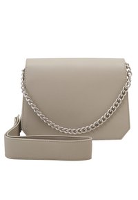 Beige skuldertaske i kunstlæder med magnetisk klap, sølvfarvet kædehåndtag og justerbar rem. Har en kantet form og syninger som detaljer.