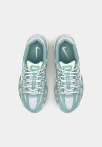 Nike tenisice s gornjim dijelom od mrežastog materijala u mentol zelenu i svijetlop plavu boju, s udobnim potplatom, ravnim vezicama i istaknutim logom na jeziku.