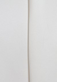 Bílá, strukturovaná tkanina složená ve středu, vykazuje mírný lesk, hladký povrch a minimalistický design bez vzorů nebo akcentů.