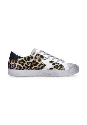 Sneakers leopardati con upper testurizzato, suola in gomma grigia e dettagli bianchi. I lacci sono grigi, con un design low-top slanciato.