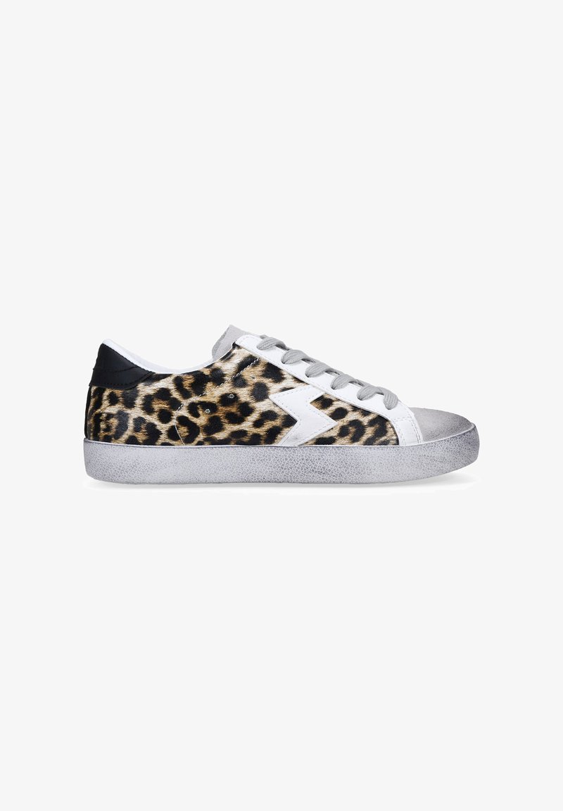 Sneakers leopardati con upper testurizzato, suola in gomma grigia e dettagli bianchi. I lacci sono grigi, con un design low-top slanciato.