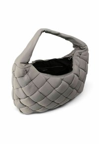 Szara torba na ramię z wypełnieniem, z plecionym wzorem, zakrzywionym uchwytem oraz zamknięciem na zamek błyskawiczny u góry, z czarną podszewką wewnętrzną.
