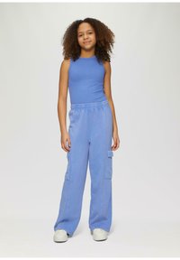 Jasnoniebieski prążkowany top na ramiączkach oraz dopasowane szerokie spodnie cargo z bocznymi kieszeniami. Gładka tekstura, swobodny krój i elastyczny pas.