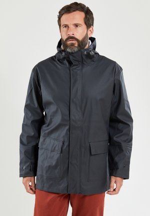 Veste noire imperméable avec capuche, zip frontal et fermeture à bouton-pression. Dispose de deux grandes poches avant et d'une texture lisse et brillante.