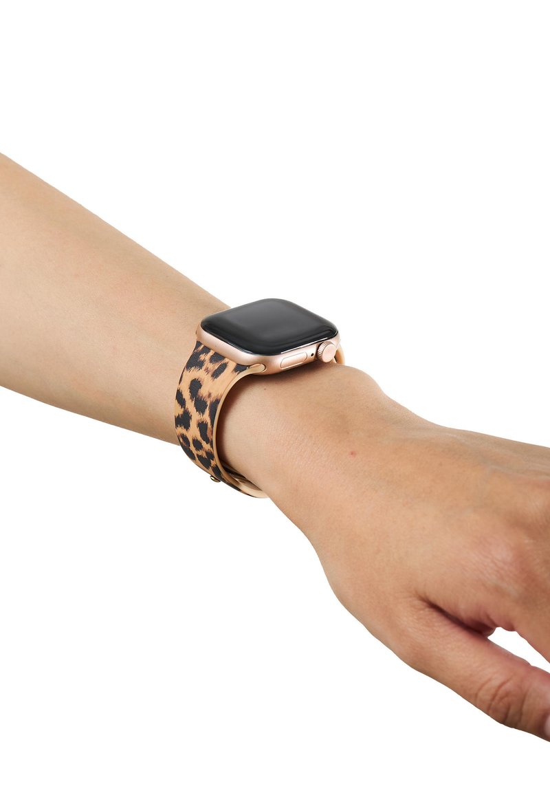 Smartwatch z czarnym ekranem i paskiem w panterkę, noszony na lewej ręce na białym tle.