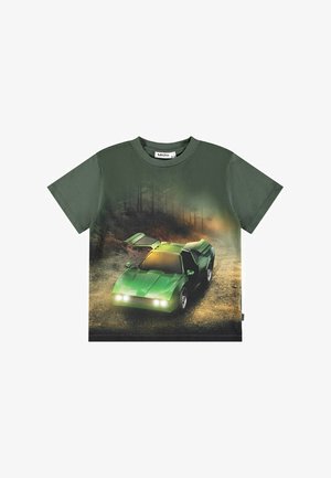 Groene katoenen t-shirt met een afbeelding van een felgroene sportauto met open deuren, tegen een bosachtergrond. Korte mouwen.