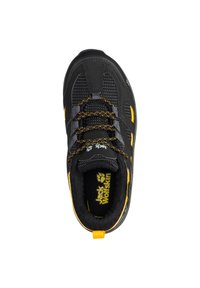 Svart og gul treningssko med nettingoverdel, polstret krage og teksturert såle. Har gule detaljer og kontrasterende skolisser.