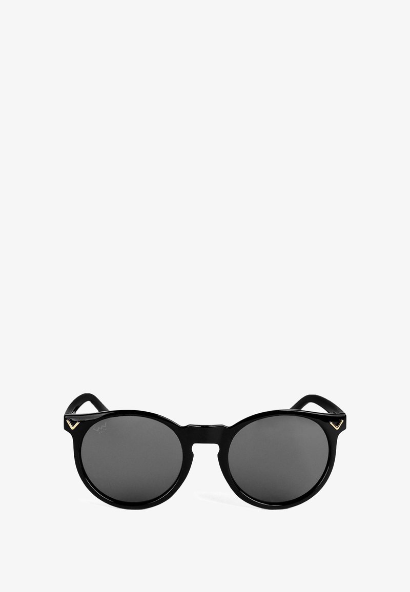 Schwarze Sonnenbrille mit runden Linsen und glänzender Oberfläche. Verfügt über eine markante Nasenbrücke und schlanke Bügel mit goldenen Akzenten.