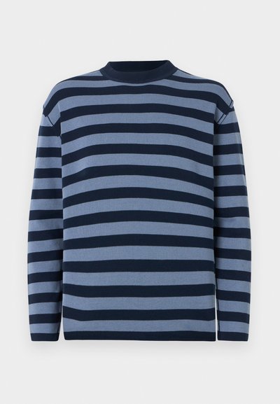 Sweter w paski z poziomymi ciemnoniebieskimi i jasnoniebieskimi paskami, okrągłym dekoltem, długimi rękawami oraz miękkim, teksturowanym dzianinowym materiałem.