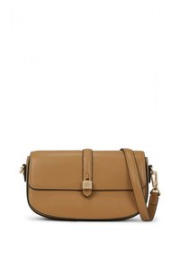 Schoudertas van lichtbruin leer met een gladde textuur, rechthoekige vorm, flapsluiting en goudkleurige accenten. Inclusief verstelbare riem.