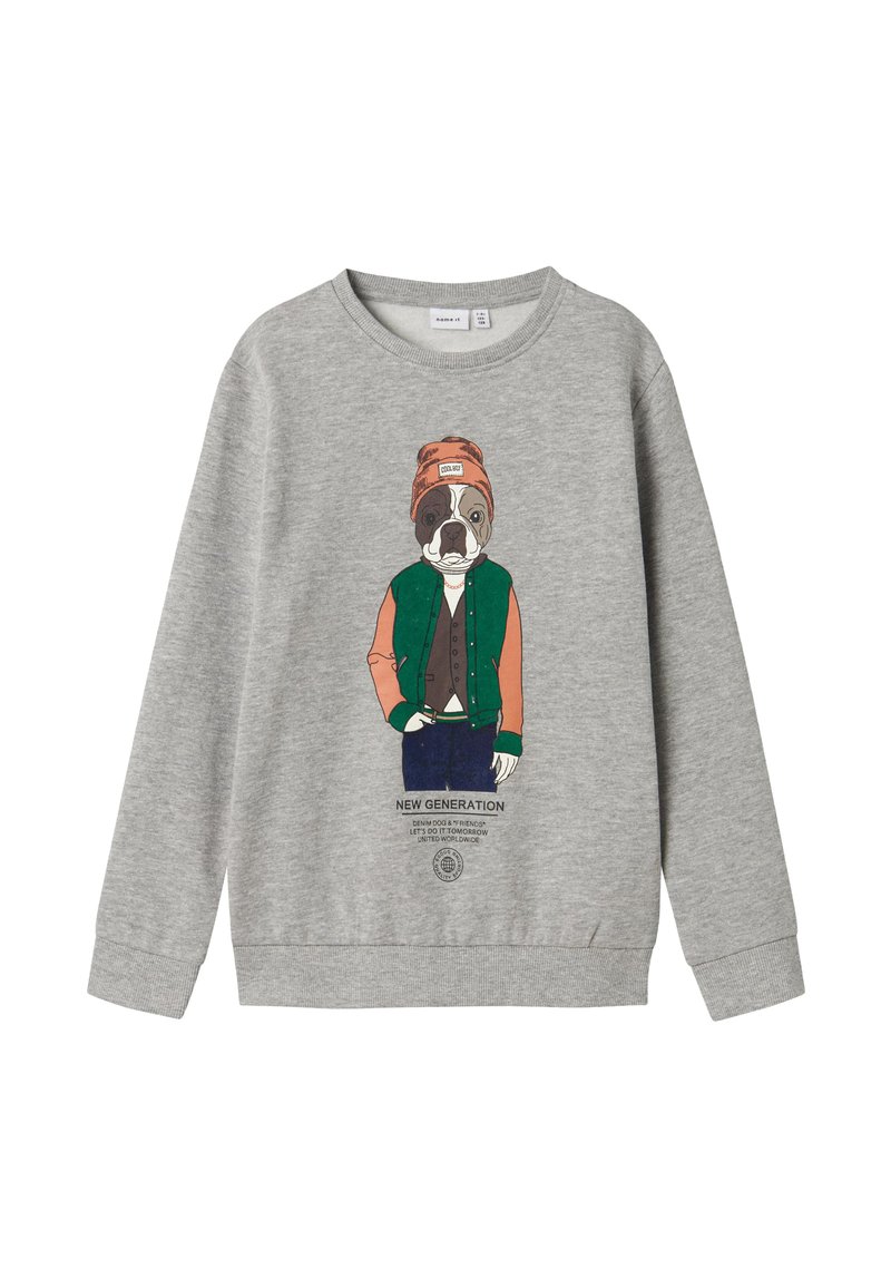Sudadera gris con un bulldog de dibujos animados que lleva una chaqueta verde y un gorro naranja. La impresión incluye el texto "NUEVA GENERACIÓN."
