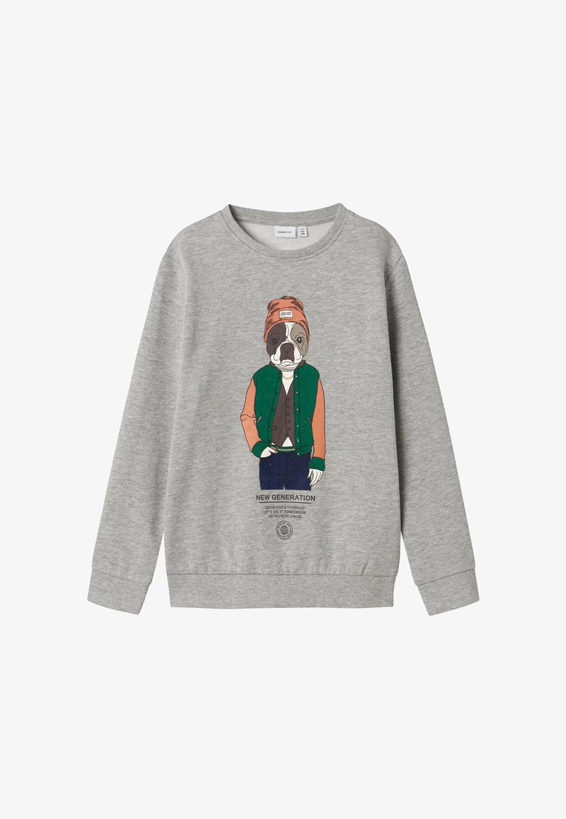 Sudadera gris con un bulldog de dibujos animados que lleva una chaqueta verde y un gorro naranja. La impresión incluye el texto "NUEVA GENERACIÓN."