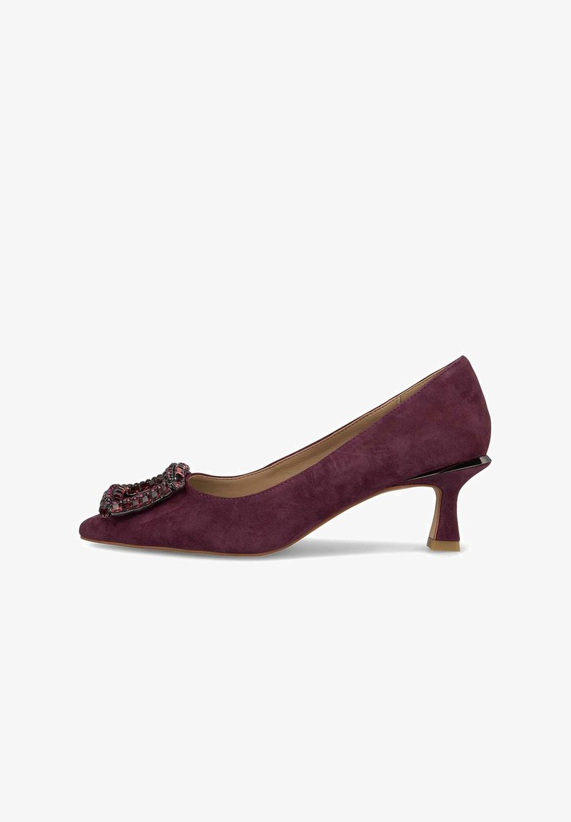 Pump in suede viola con punta affusolata, decorata con un dettaglio di perline sulla parte anteriore e un tacco corto e sagomato. Fodera interna liscia.