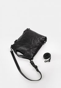 Zwarte leren schoudertas, rechthoekige vorm, zachte textuur, met een handvat aan de bovenkant, verstelbare schouderband en een opening aan de zijkant. Inclusief een afneembare strap.