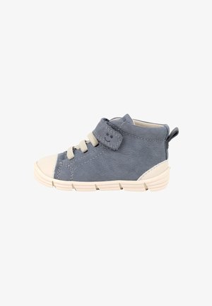 Scarpa alta in pelle blu con punta in gomma beige, chiusura con lacci e strap in Velcro, superficie texturizzata e delicate cuciture decorative.