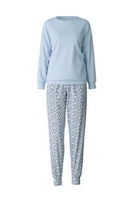 Lichtblauw langemouwen top met een borstzak en elastische manchetten, gecombineerd met een witte en blauwe pyjamabroek met een patroon van bloemen.