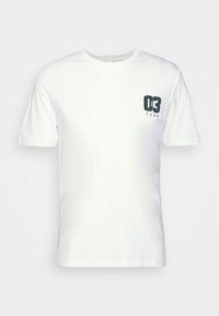 Camiseta de algodón blanca de manga corta, con un gráfico verde que dice "03 TEAM" en la zona del pecho izquierdo. Cuello redondo clásico.