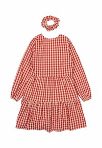 Punane ja beež ruuduline kleit, millel on pikad varrukad, kogutud kihid ja ümmargune kaelus, koos sobiva peapaela-kummiga.