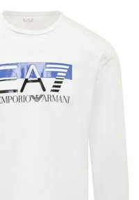 Weißes Langarmshirt mit blauem und schwarzem EA7-Logo sowie Emporio Armani-Text, der auf der Brust aufgedruckt ist.