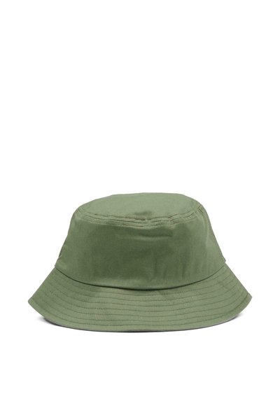 Chapeau bob vert en tissu doux. Il présente un dessus arrondi, un large bord et des coutures détaillées le long des bords.