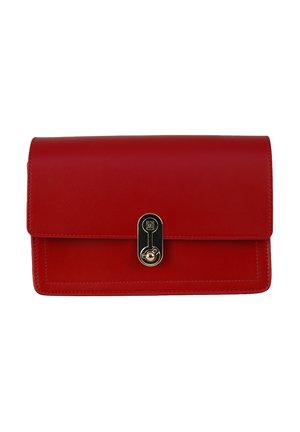 Pochette in pelle rossa con chiusura in metallo nera e dorata al centro, forma rettangolare semplice e texture liscia.