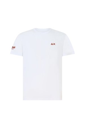 T-shirt bianca a maniche corte con piccolo logo a triangolo rosso e croce sul petto e testo "N68" sulla manica sinistra.