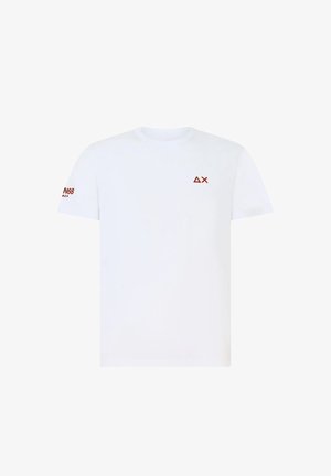 T-shirt bianca a maniche corte con piccolo logo a triangolo rosso e croce sul petto e testo "N68" sulla manica sinistra.