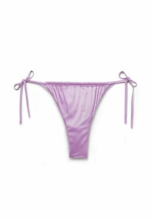 Bas de bikini en satin lavande avec liens latéraux ajustables et devant froncé au centre, présenté sur fond blanc.