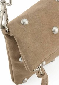 Borsa in suede beige con borchie argentate, finitura testurizzata, patta pieghevole e chiusura a scatto in metallo per una sicurezza ottimale.