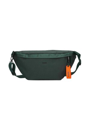 Grüner Canvas-Beutel in rechteckiger Form, mit verstellbarem Gurt, Reißverschluss und einem leuchtend orangefarbenen Etikett. Strukturiert Oberfläche mit minimalem Branding.