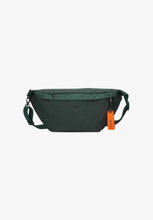 Borsa in tela verde a forma rettangolare, con tracolla regolabile, chiusura a zip e un'etichetta arancione brillante. Superficie con texture e minimal branding.
