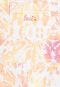 Naszywka dżinsowa Levi's w wzór tie-dye w odcieniach żółtego, pomarańczowego i różowego, z białymi szwami i haftowanym logo.