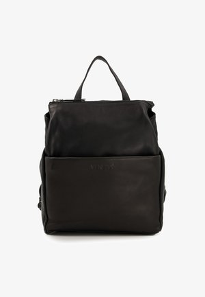 Schwarzer Leder-Rucksack mit strukturiertem Finish, ausgestattet mit einem Tragegriff oben, Reißverschluss, Fronttasche und geprägt Logo-Detail.