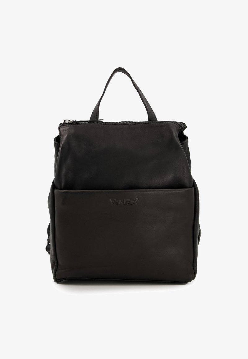 Schwarzer Leder-Rucksack mit strukturiertem Finish, ausgestattet mit einem Tragegriff oben, Reißverschluss, Fronttasche und geprägt Logo-Detail.