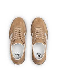Paar hellbraune Wildledersneaker mit weißen Streifen, beigen Schnürsenkeln und weißen Innensohlen mit der Marke "LLOYD", von oben auf weißem Hintergrund betrachtet.