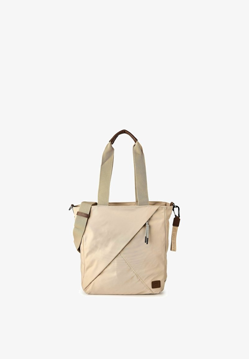 Bolso tote beige con asas anchas de tela, bolsillo frontal diagonal con cremallera con cordones en blanco y negro, y correa ajustable para el hombro con detalles de cuero.