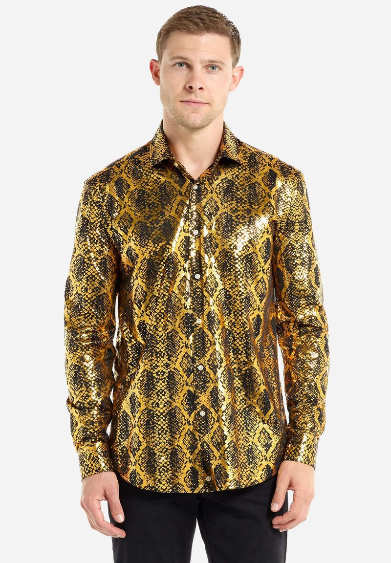 Gold- und schwarz-gepatchtes Schlangenprint-Hemd mit Pailletten, langen Ärmeln, Knopfverschluss und glatter Textur. Kombiniert mit schwarzen Hosen.