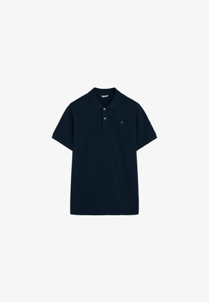 Polo de manga corta azul marino con cuello, tapeta de dos botones y pequeño logo bordado en el lado izquierdo del pecho.