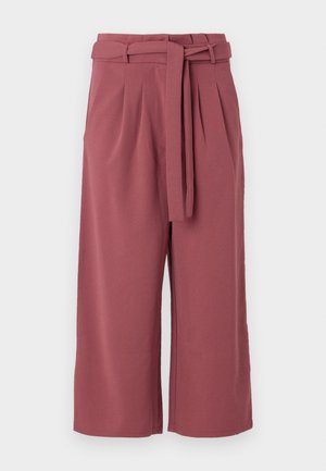 Burgunder brede bukser laget av lett stoff med belte i høyt liv, med frontfold og glatt tekstur.
