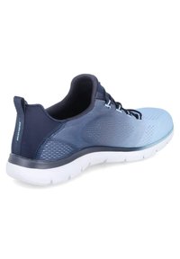 Granatowe buty sportowe z lekką siateczką, teksturowanymi detalami i białą amortyzującą podeszwą. Wyposażone w sznurówki dla pewnego dopasowania.