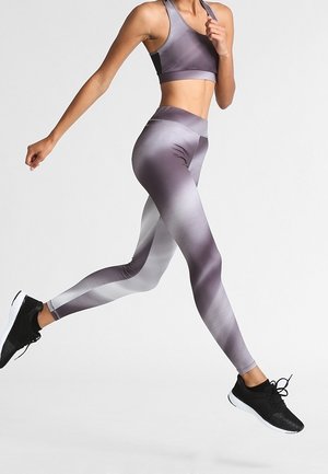 Grijze en witte ombre sportset bestaande uit een aansluitende sportbeha en hoge taille leggings, gemaakt van een soepele, rekbare stof.