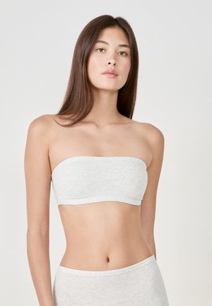 Top bandeau grigio senza spalline realizzato in morbido tessuto, caratterizzato da un design senza cuciture e una superficie leggermente texturizzata. Nessun aggancio visibile.